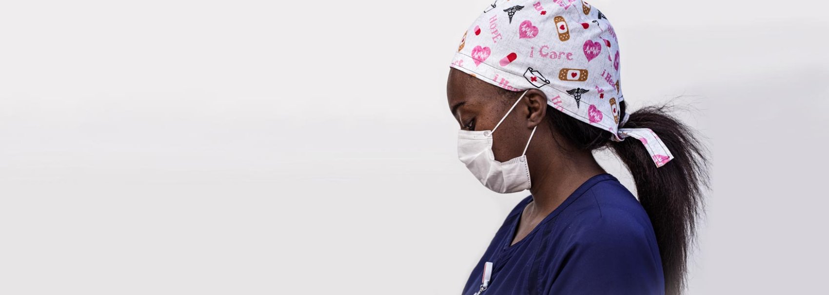 Trabajador sanitario afroamericano con máscara